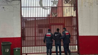 Germencik’te JASAT ekipleri aranan şahsa göz açtırmadı