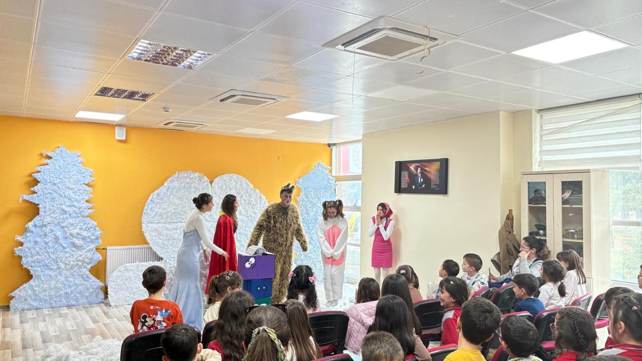 Gönüllü gençlerden çocuklara tiyatro şöleni