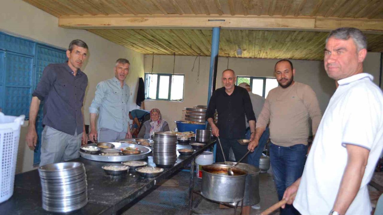 Gördes’te geleneksel köy hayrına yoğun katılım