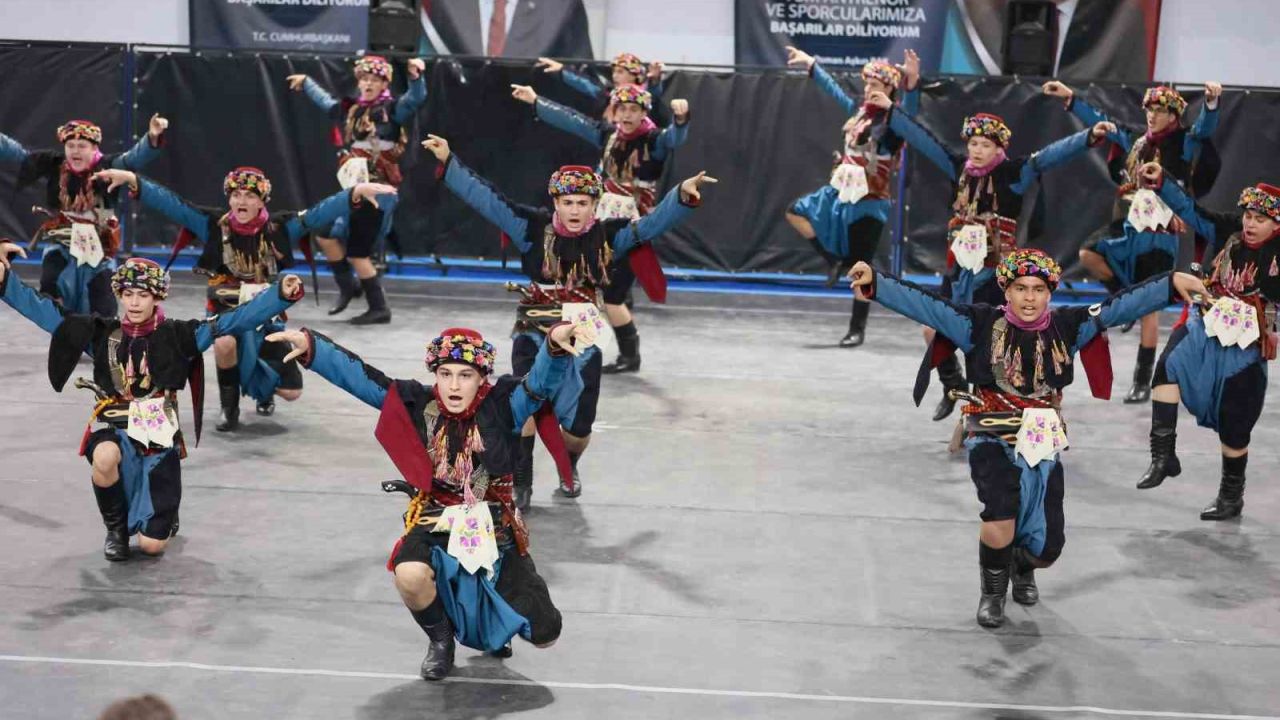 Halk oyunları şöleni Buldan’da izleyenleri mest etti