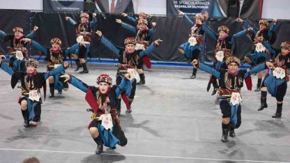 Halk oyunları şöleni Buldan’da izleyenleri mest etti