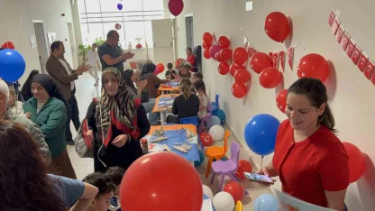 Hastanede tedavi gören çocuklara 23 Nisan sürprizi