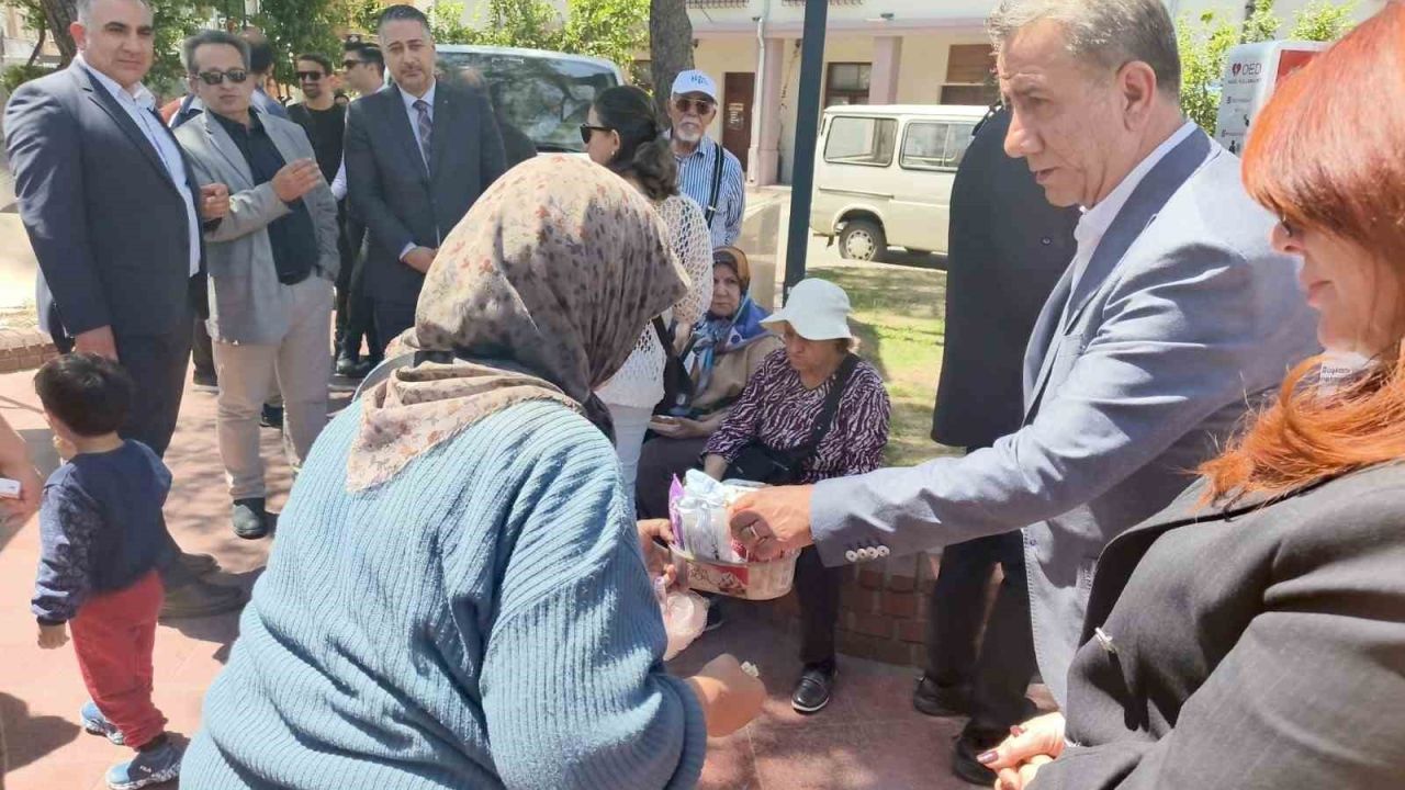 Herkes belediye başkanı olarak,işportacı teyze ise müşteri olarak gördü