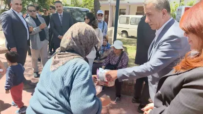 Herkes belediye başkanı olarak,işportacı teyze ise  müşteri olarak gördü