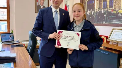 Hisarcık Kaymakamı Erkan Atam’dan başarılı öğrenciye ödül