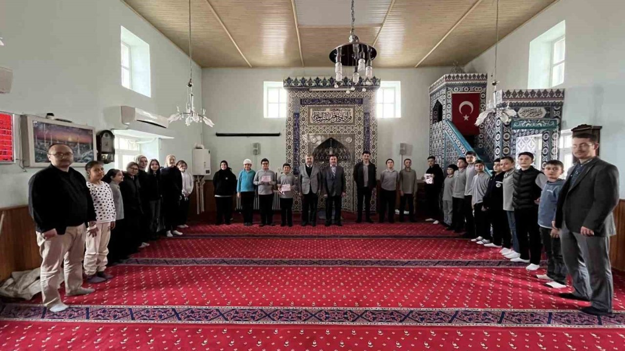 Hisarcık’taki camilerde müezzinlik yapan öğrenciler ödüllendirildi