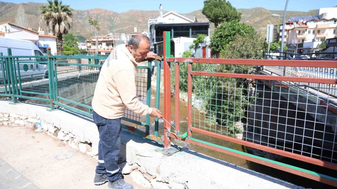 İçmeler’de korkuluklar yenileniyor