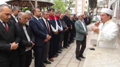 İmamın titreyen sesiyle konuşması duygulandırdı