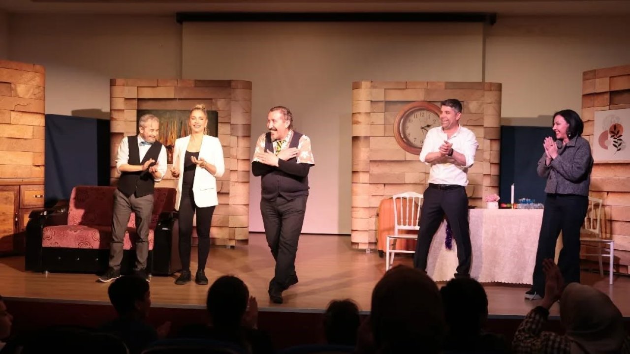 İncirliova’da Kim Haklı adlı tiyatro izleyicilerden tam not aldı