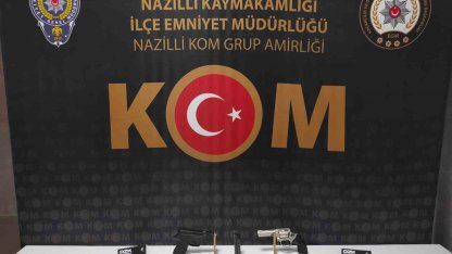 İşyerinde ruhsatsız silahlarla yakalandı