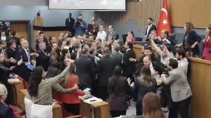 İzmir Büyükşehir Belediyesi Meclis Toplantısında arbede