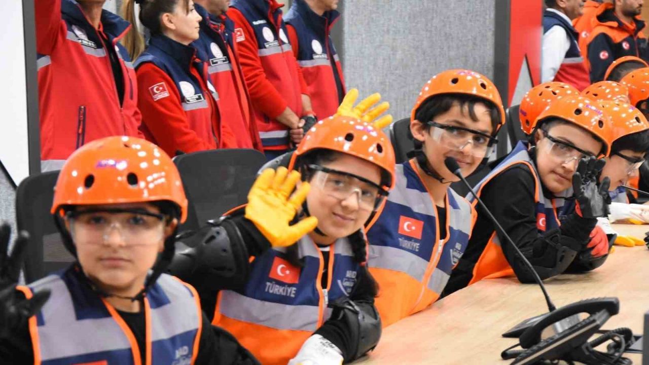 İzmir’de çocuklar 23 Nisan etkinliklerinde kriz yönetiminin başına geçti