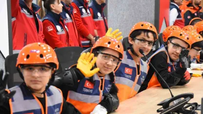 İzmir’de çocuklar 23 Nisan etkinliklerinde kriz yönetiminin başına geçti