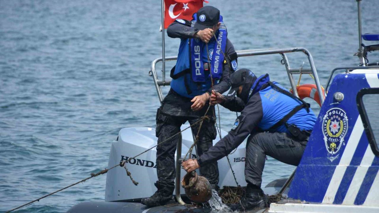 İzmir’de deniz ekosistemini tehdit eden kaçak ahtapot tuzakları imha edildi