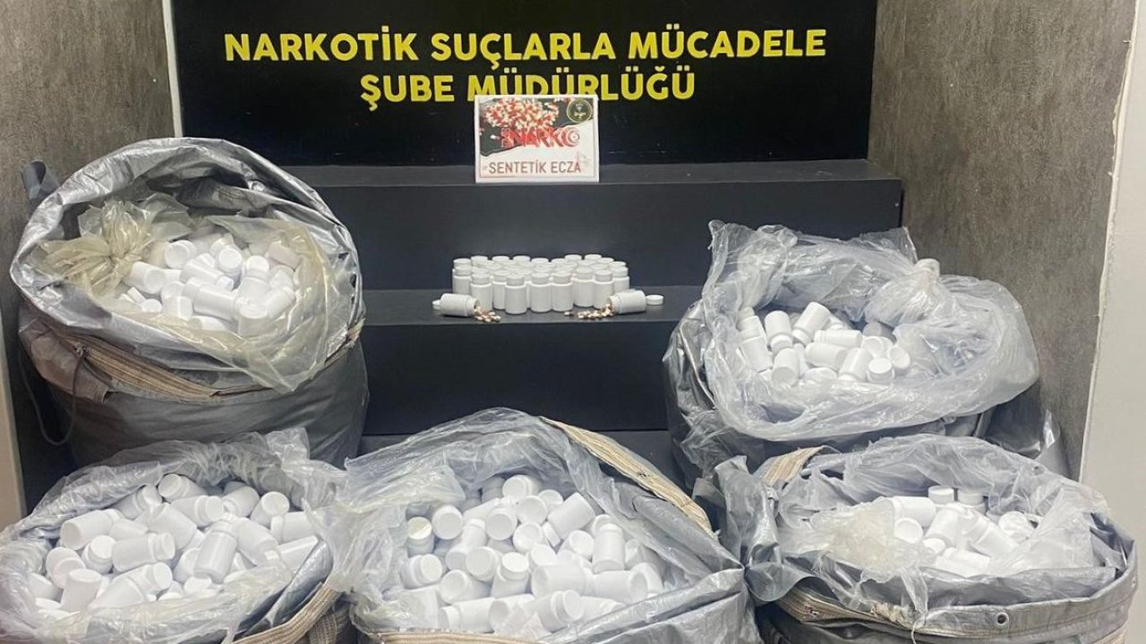 İzmir’de durdurulan araçtan 156 bin uyuşturucu hap çıktı