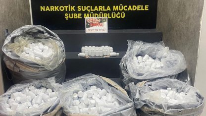 İzmir’de durdurulan araçtan 156 bin uyuşturucu hap çıktı