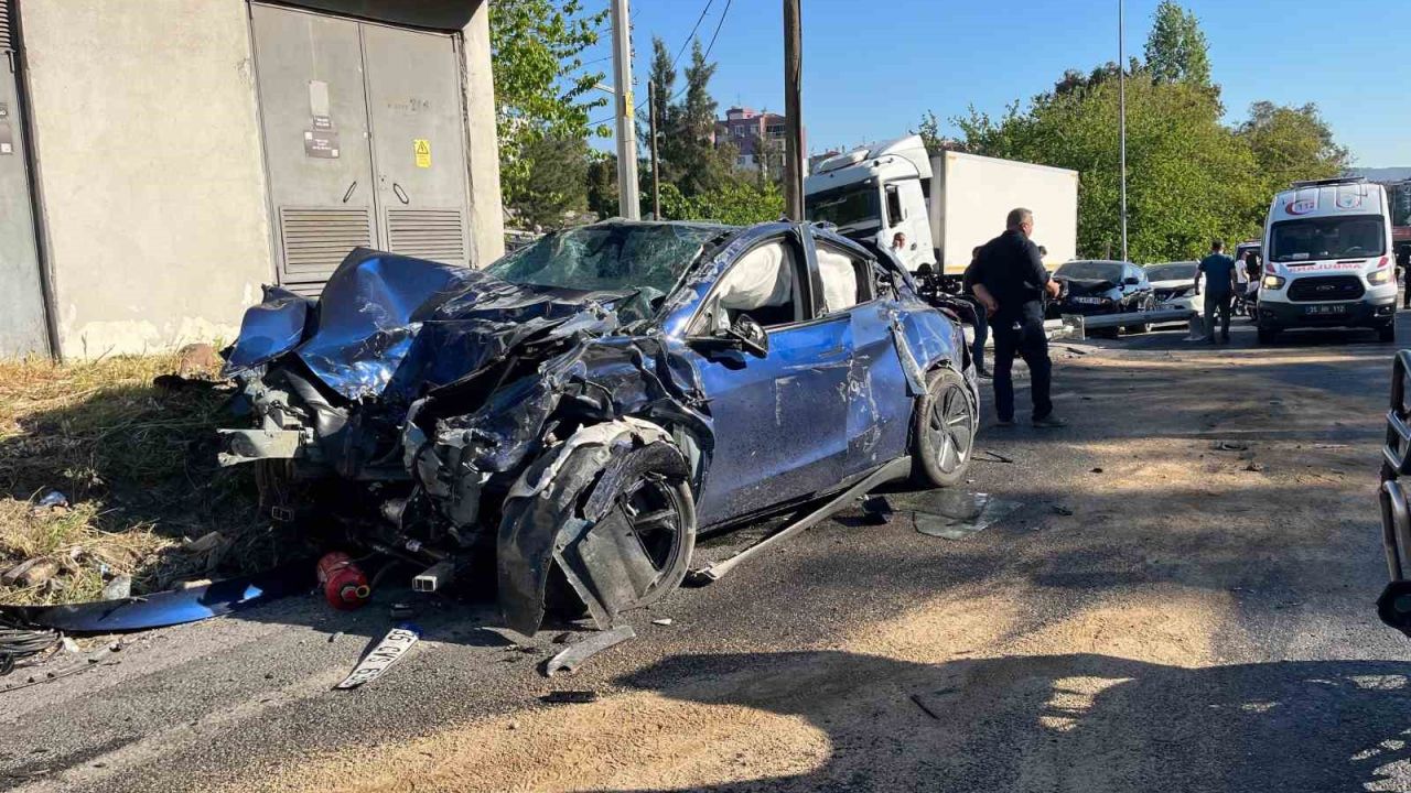 İzmir’de freni boşalan tır 10 araca çarptı: 1’i polis 3 kişi hayatını kaybetti, 5 kişi yaralandı