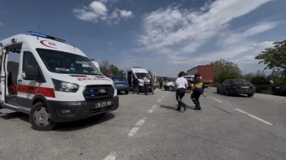 İzmir’de otomobil ile hafif ticari araç çarpıştı: 4’ü çocuk 7 yaralı