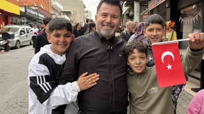 İzmirli işletmeciden 23 Nisan’da binlerce çocuğa pide ve bayrak