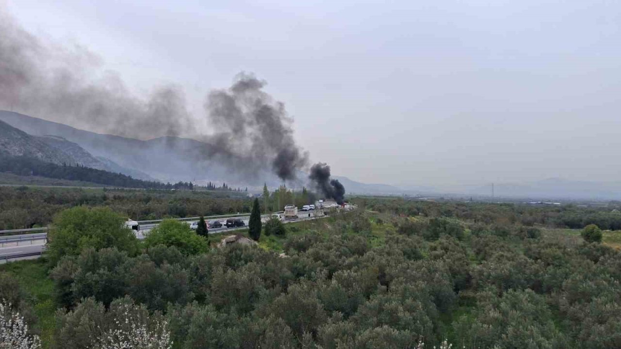 Kırkağaç’ta otomobil önce bariyerlere çarptı sonra alev alev yandı