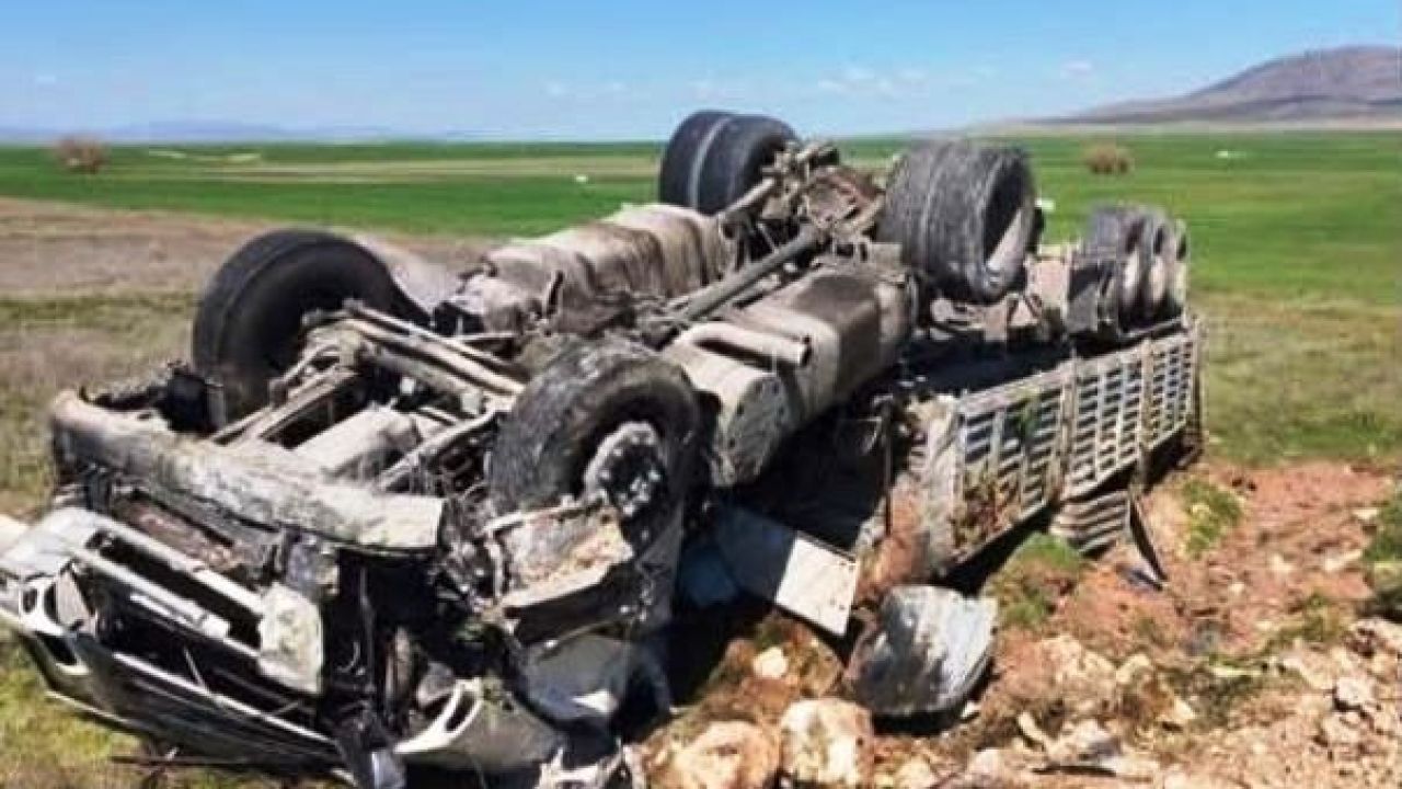 Kontrolden çıkan kamyon devrildi, sürücüsü yaralandı