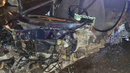 Köprü bariyerlerine çarparak parçalanan otomobilin sürücüsü hayatını kaybetti