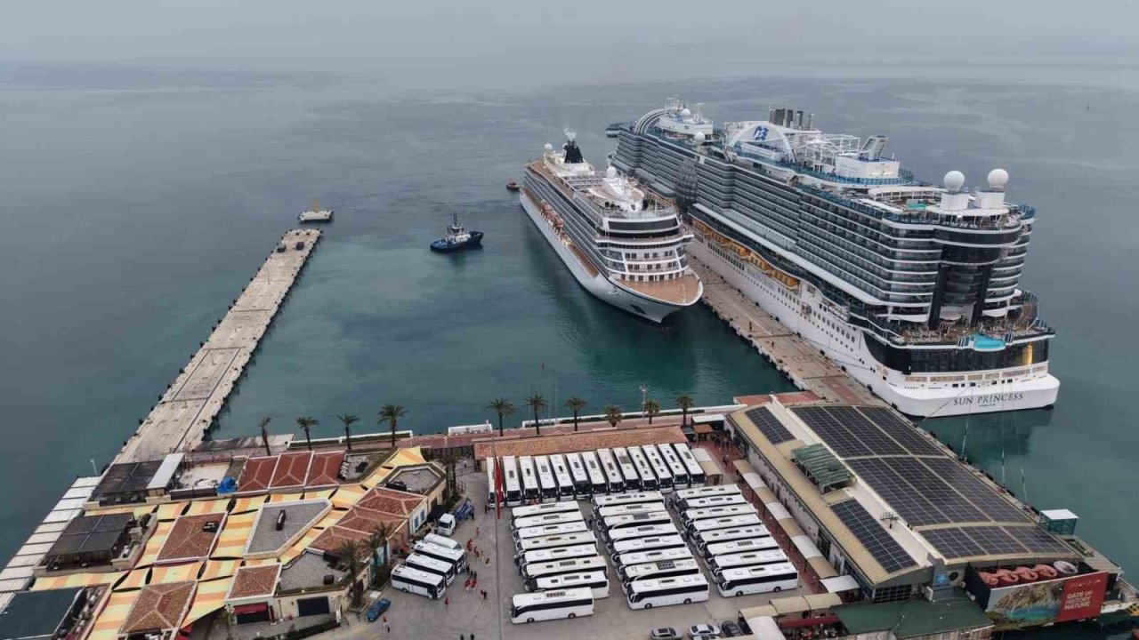 Kuşadası’na 2 kruvaziyer 5 bin 297 turist getirdi