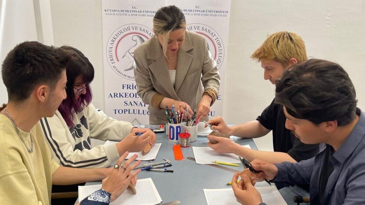 Kütahya Dumlupınar Üniversitesi’nde Arkeolojik Çizim Teknikleri Atölyesi düzenlendi