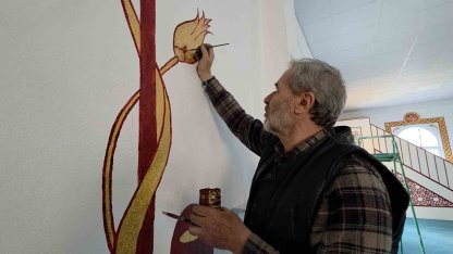 Kütahyalı imam görev yaptığı camileri hat ve nakkaş sanatı ile süslüyor