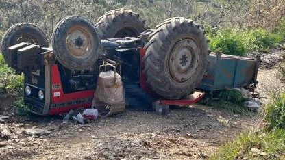 MANİSA'DA TRAKTÖR DEVRİLDİ: 3 ÖLÜ