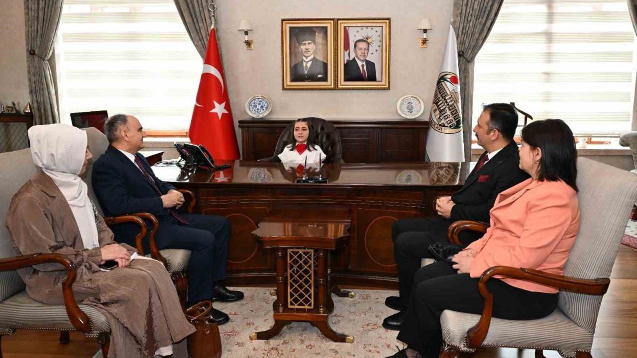 Manisa’da Valilik makamı minik Mehlika’ya emanet