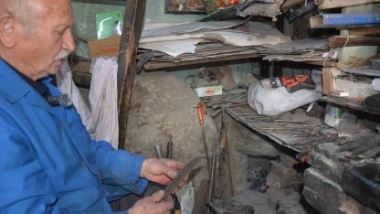 Manisa’nın 64 yıllık çelik bileği Orhan usta yarım asırdır örs başında