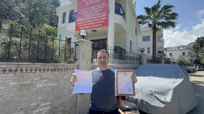 Marmaris’te  "Adalet istiyoruz" diyerek balkona pankart astılar
