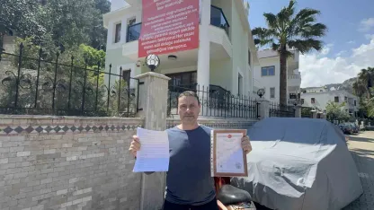 Marmaris’te  "Adalet istiyoruz" diyerek balkona pankart astılar