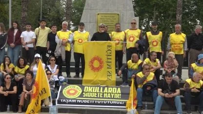 Milas’ta eğitim sendikalarından okul saldırılarına tepki: Sessiz oturma eylemi düzenlendi