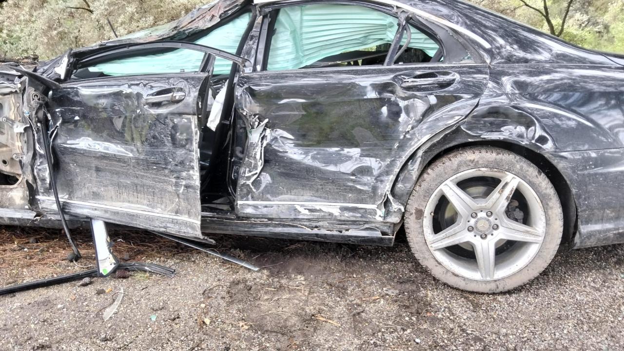 Milas’ta Korkutan Kaza! Otomobil Ağaca Çarptı: 2 Yaralı