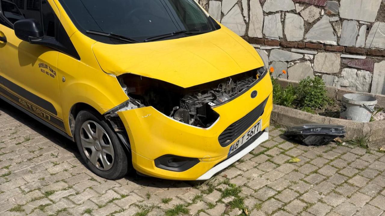MİLAS’TA PARK HALİNDEKİ TAKSİYE ÇARPIP KAÇTILAR