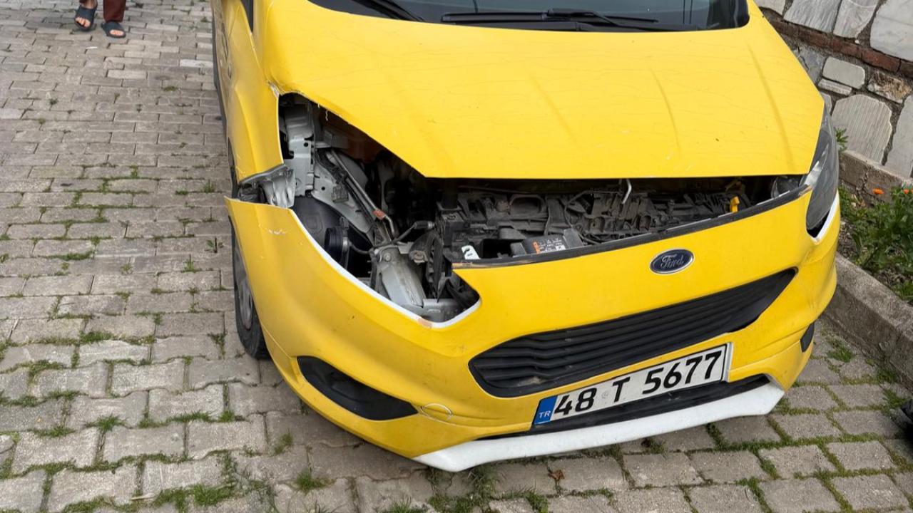 MİLAS’TA PARK HALİNDEKİ TAKSİYE ÇARPIP KAÇTILAR