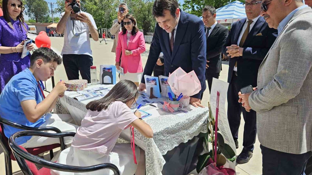 Minik yazarlar kitaplarını imzaladı