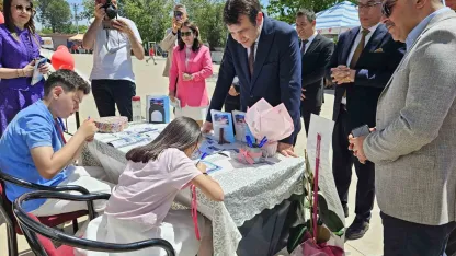 Minik yazarlar kitaplarını imzaladı