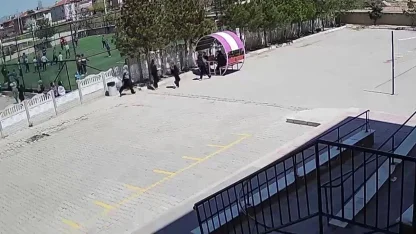 Minik yüreklerin polise yaptığı jest kalpleri ısıttı