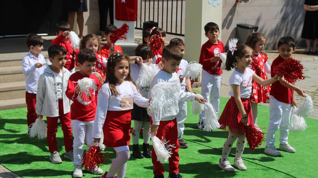 MİNİKLERDEN POLİSLERE ANLAMLI KUTLAMA