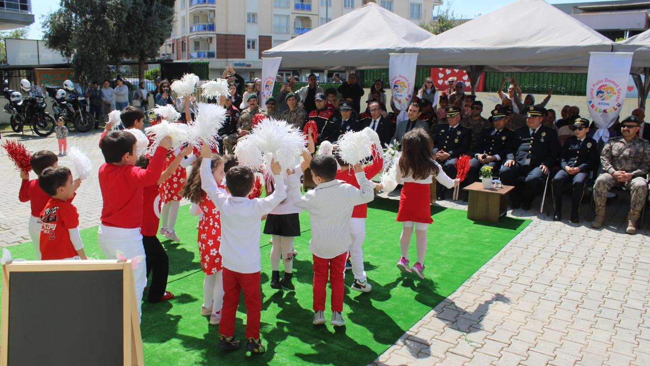 MİNİKLERDEN POLİSLERE ANLAMLI KUTLAMA