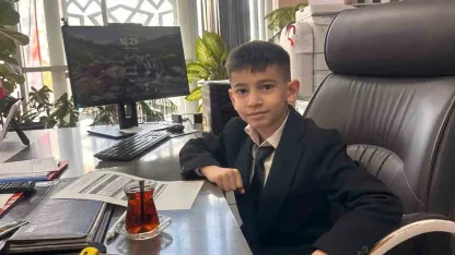 Müdür koltuğuna oturan küçük çocuk ilk talimatıyla arkadaşlarını sevindirdi