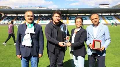 Muğlaspor Masa Tenisi Takımı şampiyonluk kupasını kaldırdı