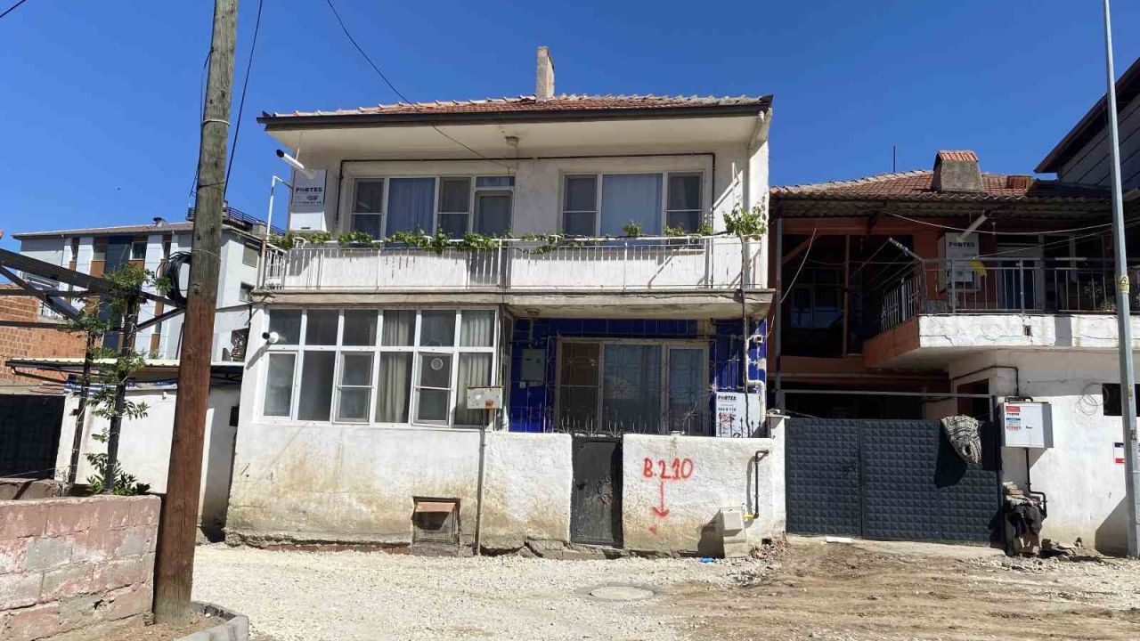 Namaz için uyandı, oğlunu banyoda ölü buldu