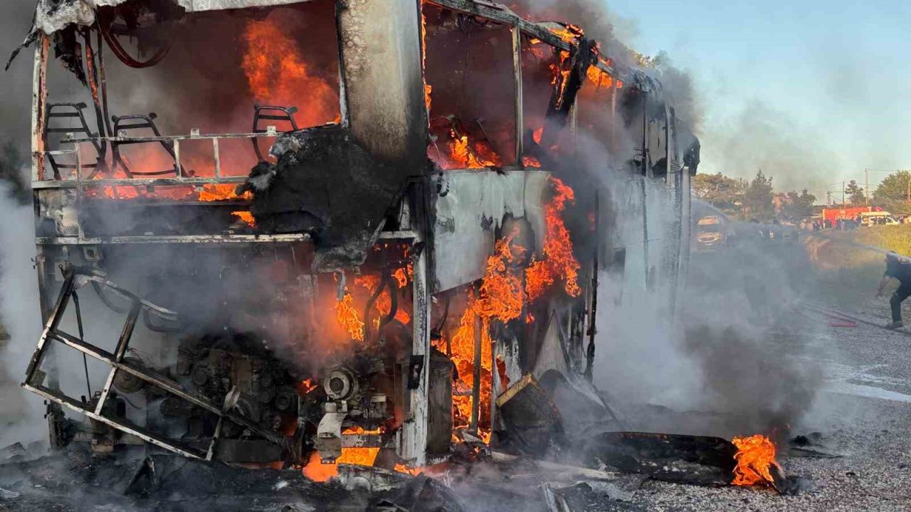 Otobüs alev topuna döndü, yolcular son anda kurtuldu
