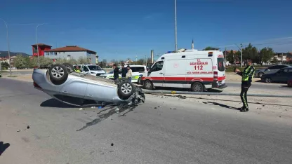 Otomobil aydınlatma direğine çarpıp ters döndü, sürücü yaralandı