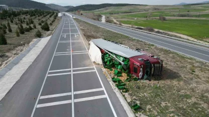 Patates yüklü tır devrildiği kazada 3 kişi yaralandı