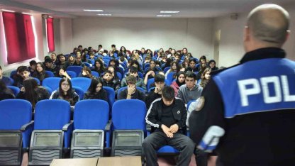 Polisin lise öğrencilerine yönelik eğitimleri devam ediyor